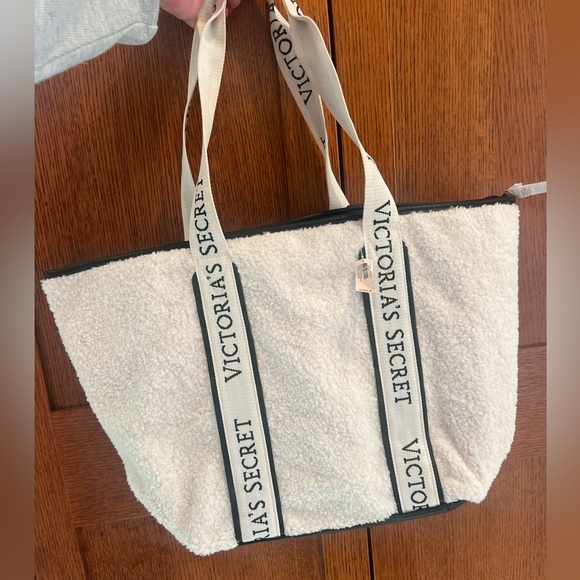 NWT Victoria's Secret 🖤 Plush Fleece Sherpa Tote Bag Zip Closure Off White 🐑 - Picture 3 of 9